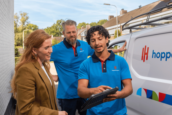 airco monteurs met klant