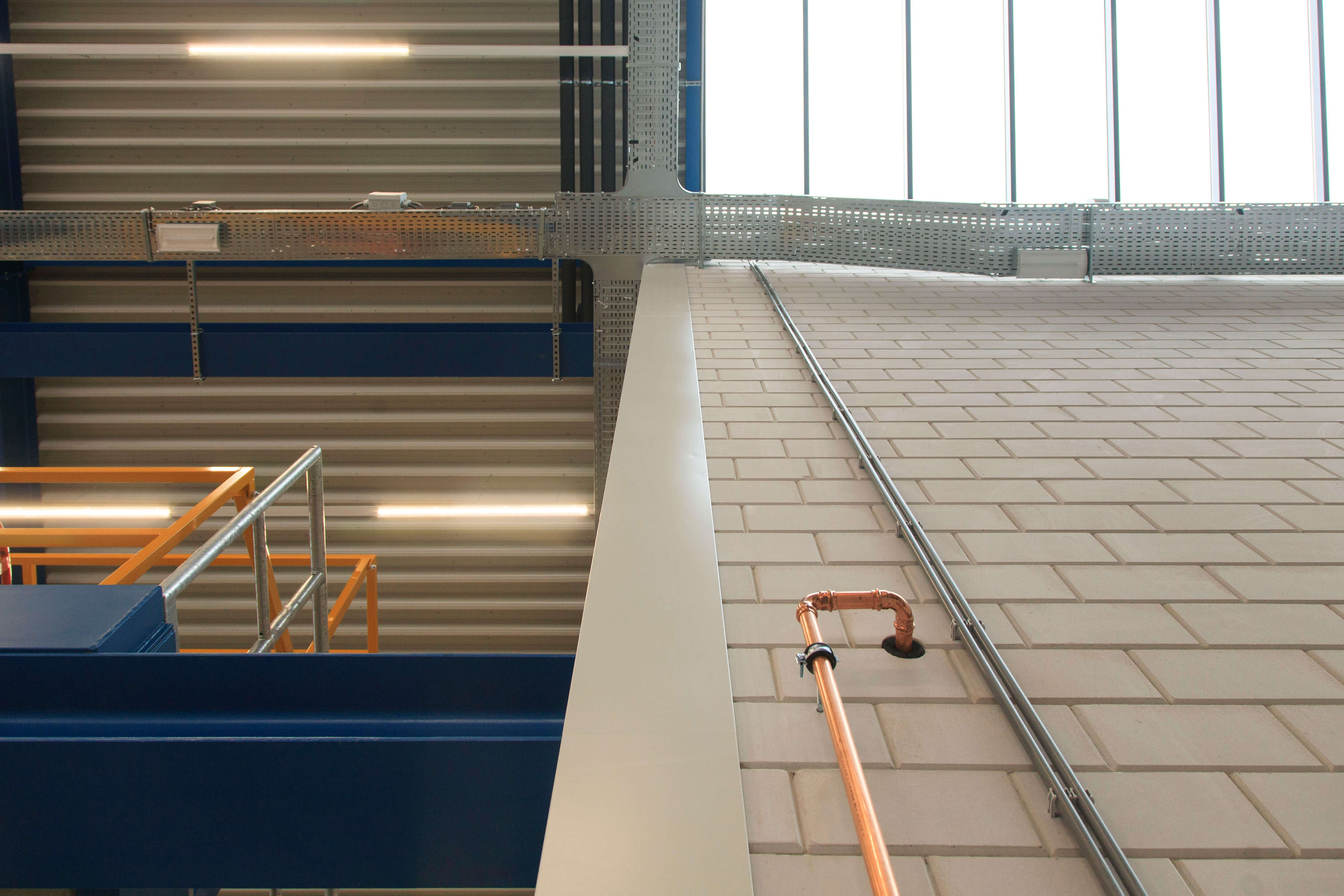 Kabelgoten aangelegd door Hoppenbrouwers Techniek bij Knapen Trailers B.V.