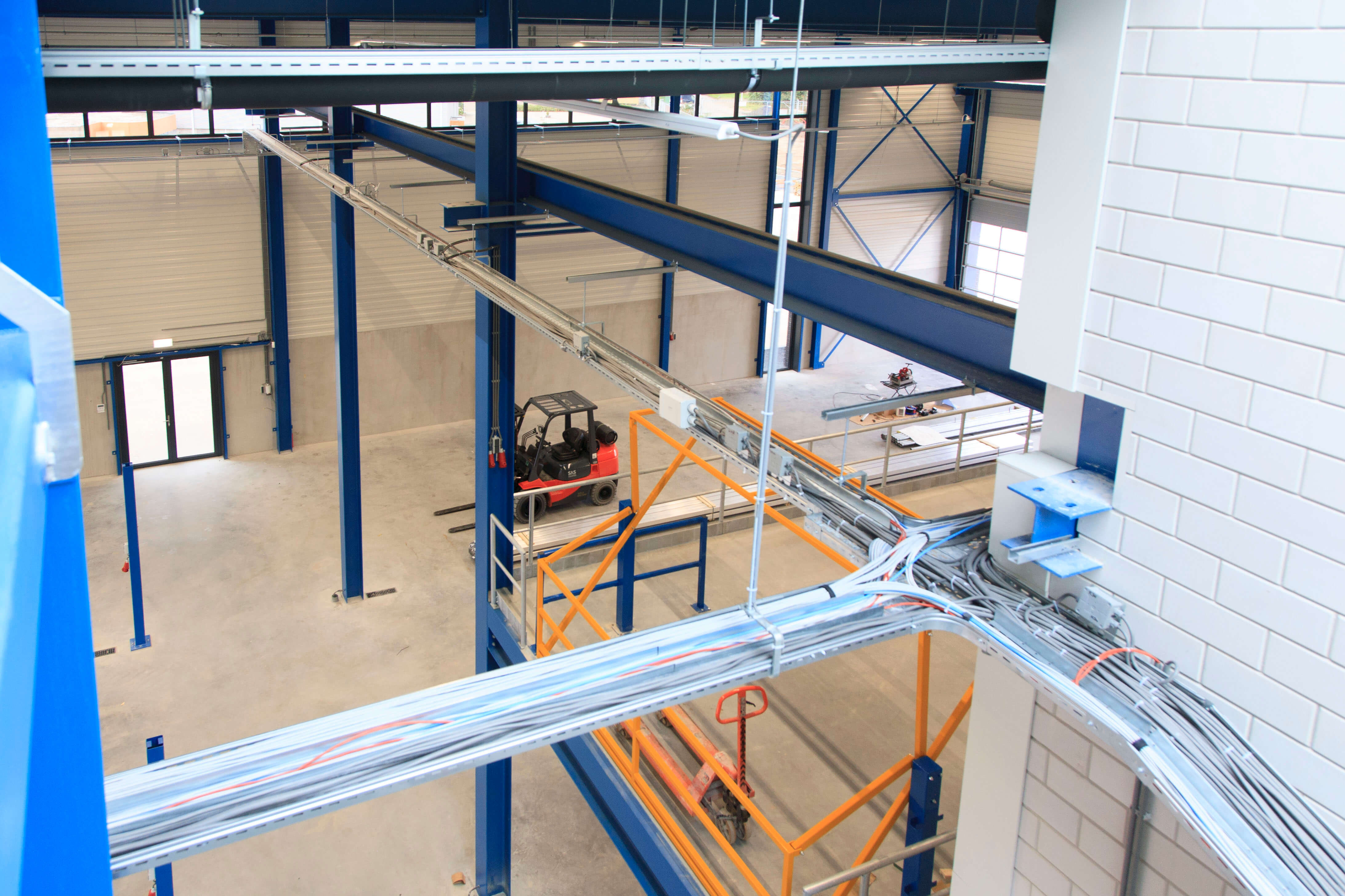 Kabelgoten door Hoppenbrouwers Techniek bij Knapen Trailers B.V.