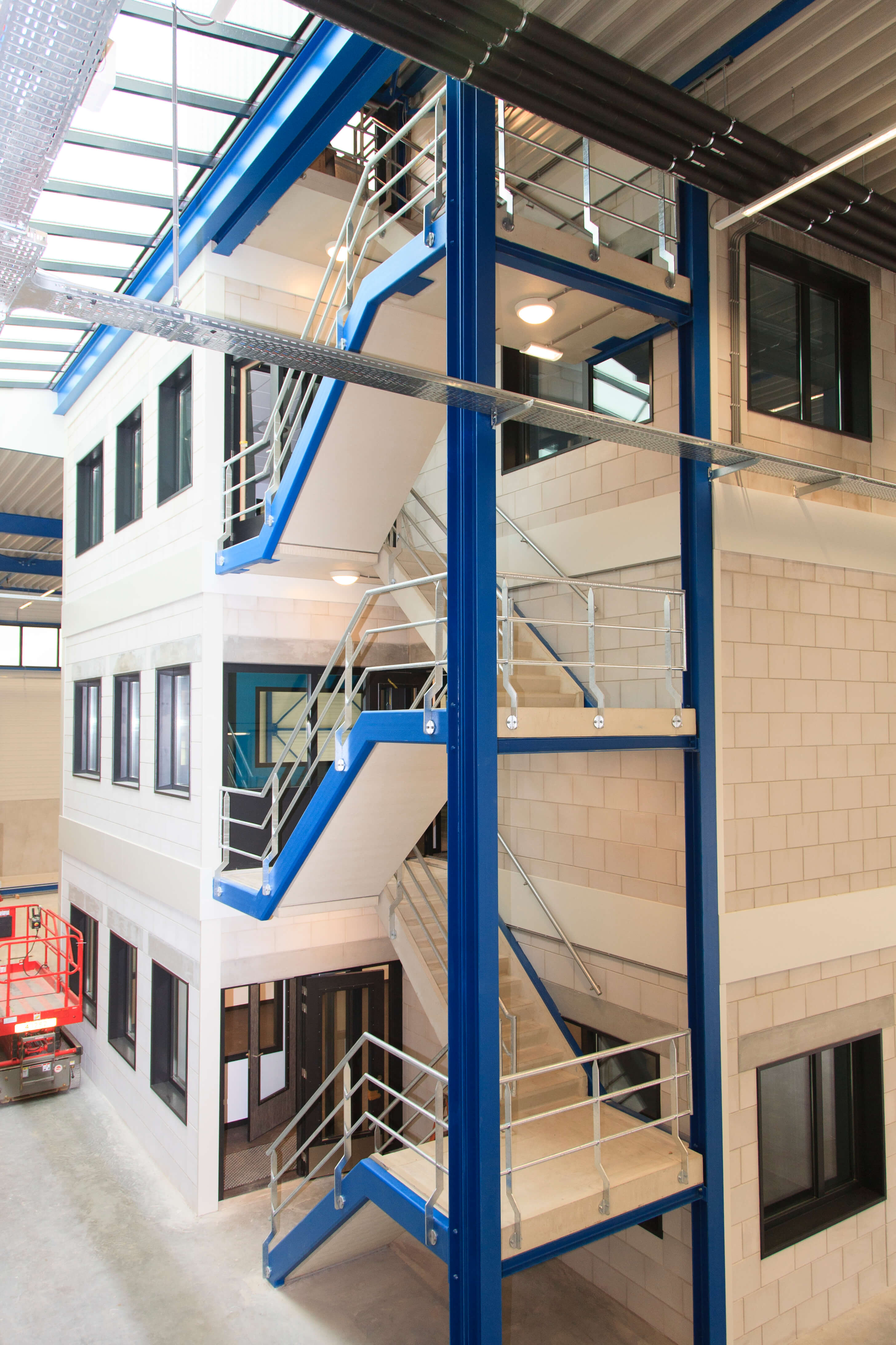Trappen met verlichting bij Knapen Trailers B.V. in samenwerking met Hoppenbrouwers Techniek