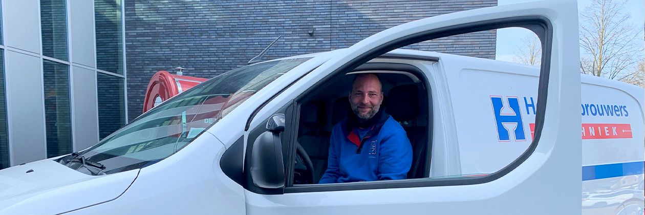 Hoppenbrouwers reikt eerste elektrische bedrijfsbus uit