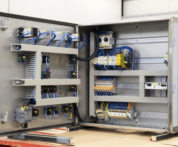 Besturingskast panelenbouw
